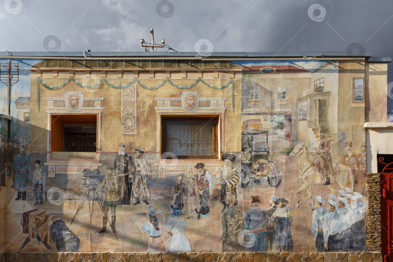 Скачать Евпатория, Россия - сентября 16, 2025- Панно, посвященное визиту в Евпаторию царской семьи Романовых фотосток Ozero