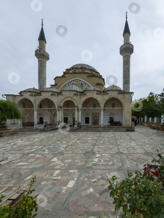 Скачать Евпатория, Россия - сентября 17, 2025- Мечеть Джума-Джами фотосток Ozero