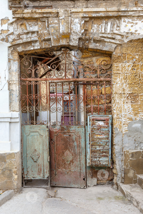 Скачать Евпатория, Россия - сентября 17, 2025- Старинные ворота с указанием года 1910 фотосток Ozero