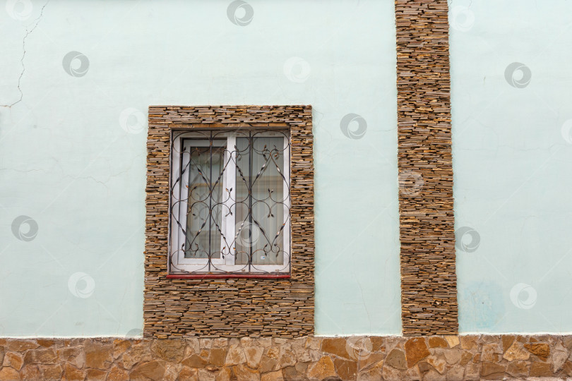 Скачать Евпатория, Россия - сентября 17, 2025- Облицовка стены дома плиткой фотосток Ozero