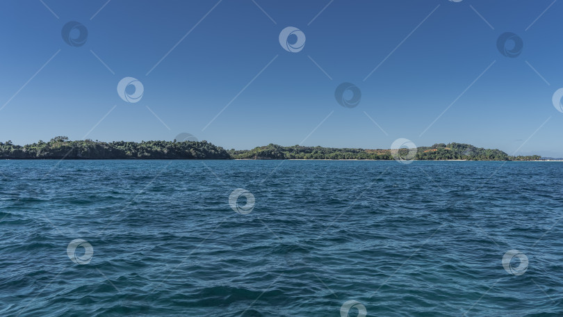 Скачать Остров на горизонте. Песчаный пляж. фотосток Ozero