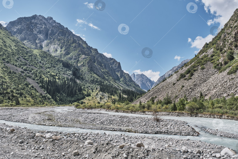 Скачать Ледниковая река и массивные горы в национальном парке Ала-Арча, Кыргызстан фотосток Ozero