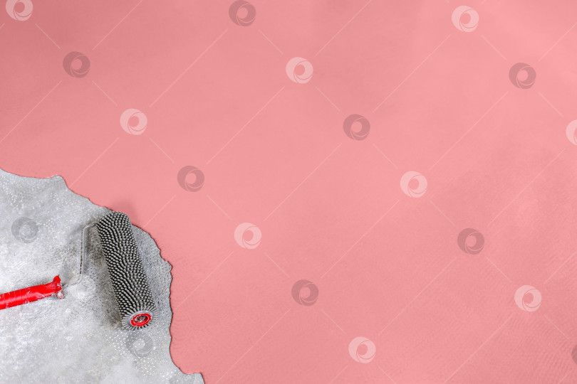 Скачать Бетонный пол окрашен в коралловый цвет. Подрядчик покрасит пол в гараже, чтобы ускорить продажу дома фотосток Ozero