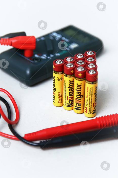 Скачать Краснодар, Россия - 18 ноября 2018 г. Проверка заряда аккумулятора с помощью мультиметра крупным планом. фотосток Ozero