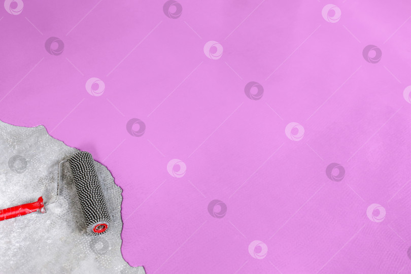 Скачать Бетонный пол окрашен в розовый цвет. Подрядчик покрасит пол в гараже, чтобы ускорить продажу дома фотосток Ozero