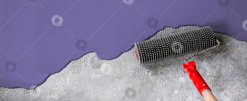 Скачать Бетонный пол окрашен в фиолетовый цвет. Подрядчик покрасит пол в гараже, чтобы ускорить продажу дома фотосток Ozero