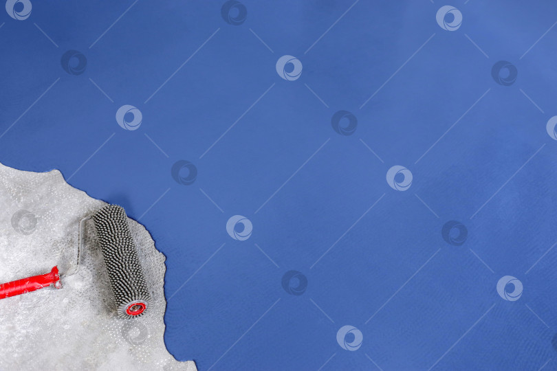 Скачать Бетонный пол выкрашен в синий цвет. Подрядчик покрасит пол в гараже, чтобы ускорить продажу дома фотосток Ozero