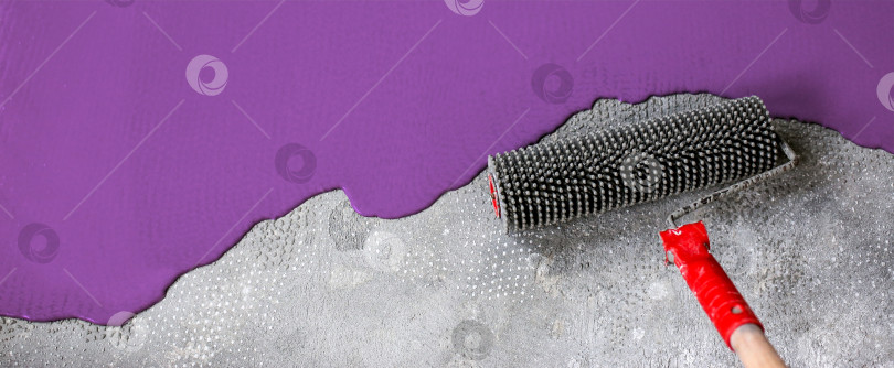 Скачать Бетонный пол выкрашен в темно-фиолетовый цвет. Подрядчик покрасит пол в гараже, чтобы ускорить продажу дома фотосток Ozero