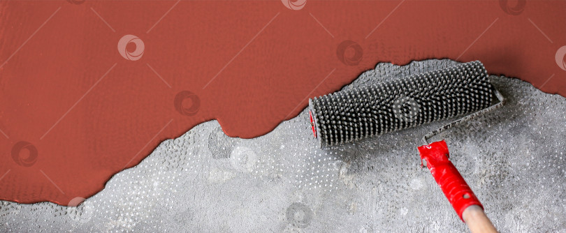 Скачать Бетонный пол окрашен в терракотовый цвет. Подрядчик покрасит пол в гараже, чтобы ускорить продажу дома фотосток Ozero