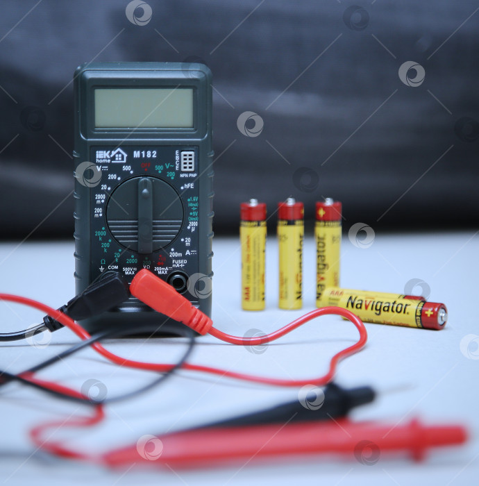 Скачать Краснодар, Россия -18 ноября 2018 г. Проверьте заряд батареи. Мультиметр крупным планом. фотосток Ozero