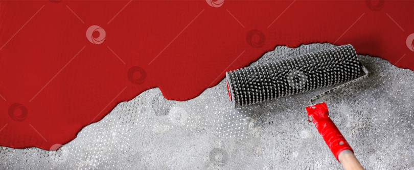 Скачать Бетонный пол выкрашен в красный цвет. Подрядчик покрасит пол в гараже, чтобы ускорить продажу дома фотосток Ozero