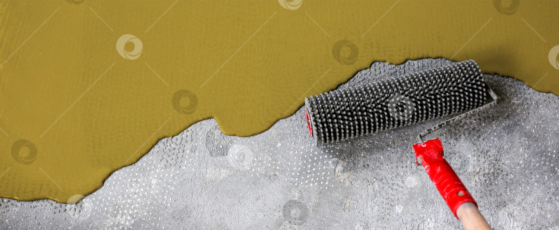 Скачать Бетонный пол окрашен охрой. Подрядчик покрасит пол в гараже, чтобы ускорить продажу дома фотосток Ozero