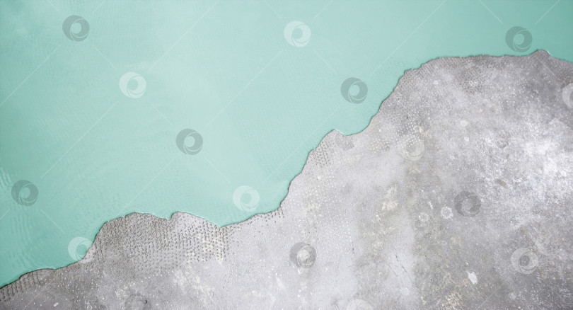 Скачать Бетонный пол окрашен в мятный цвет. Подрядчик покрасит пол в гараже, чтобы ускорить продажу дома фотосток Ozero