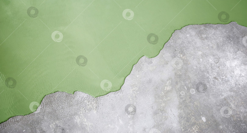 Скачать Бетонный пол окрашен в светло-зеленый цвет. Подрядчик покрасит пол в гараже, чтобы ускорить продажу дома фотосток Ozero