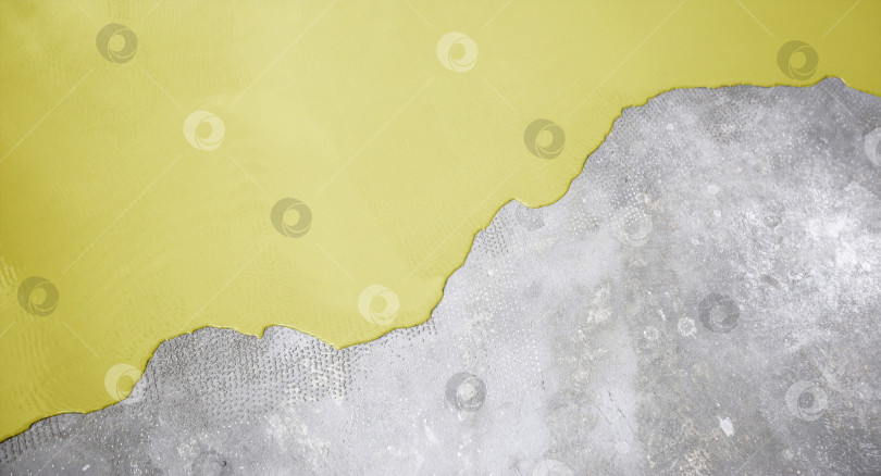 Скачать Бетонный пол выкрашен в желтый цвет. Подрядчик покрасит пол в гараже, чтобы ускорить продажу дома фотосток Ozero