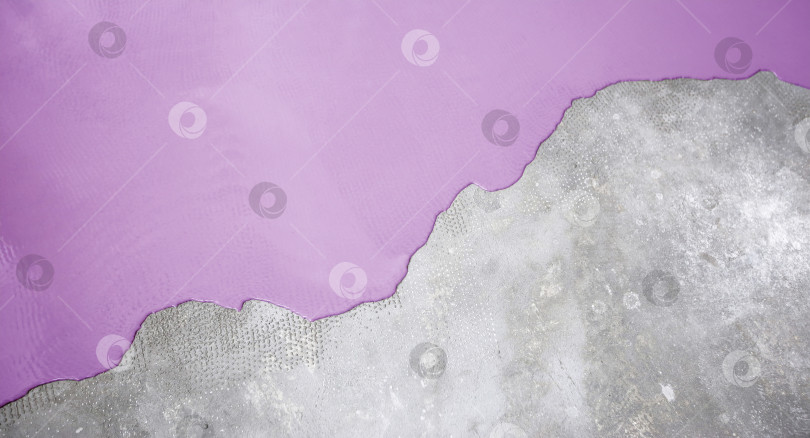 Скачать Бетонный пол окрашен в светло-сиреневый цвет. Подрядчик покрасит пол в гараже, чтобы ускорить продажу дома фотосток Ozero