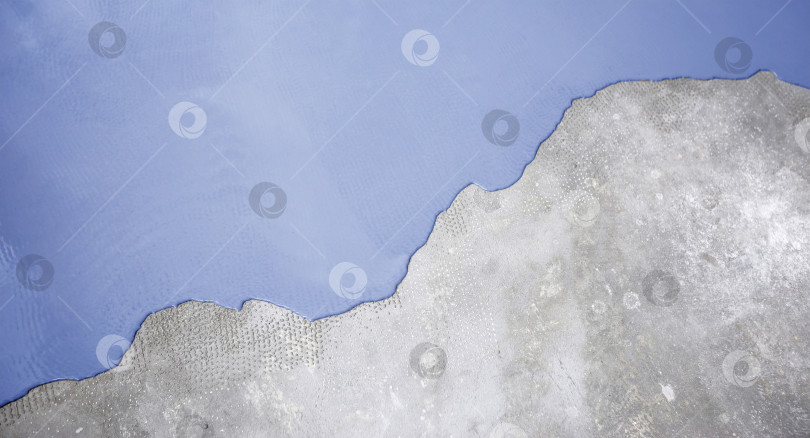 Скачать Бетонный пол окрашен в светло-голубой цвет. Подрядчик покрасит пол в гараже, чтобы ускорить продажу дома фотосток Ozero