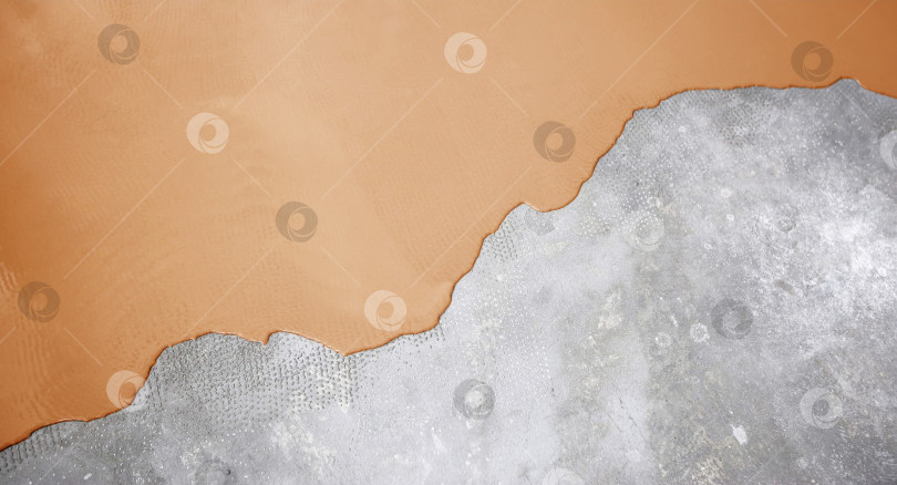 Скачать Бетонный пол выкрашен в оранжевый цвет. Подрядчик покрасит пол в гараже, чтобы ускорить продажу дома фотосток Ozero