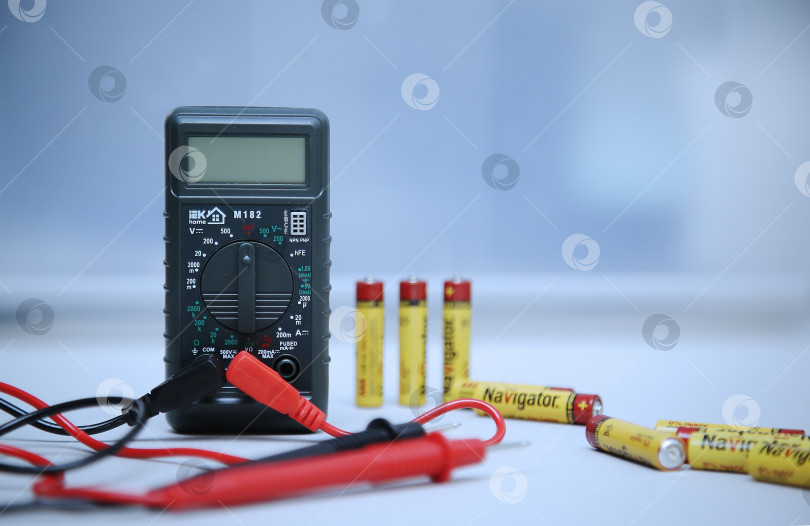 Скачать Краснодар, Россия -18 ноября 2018 г. Проверьте заряд батареи. Мультиметр крупным планом. фотосток Ozero