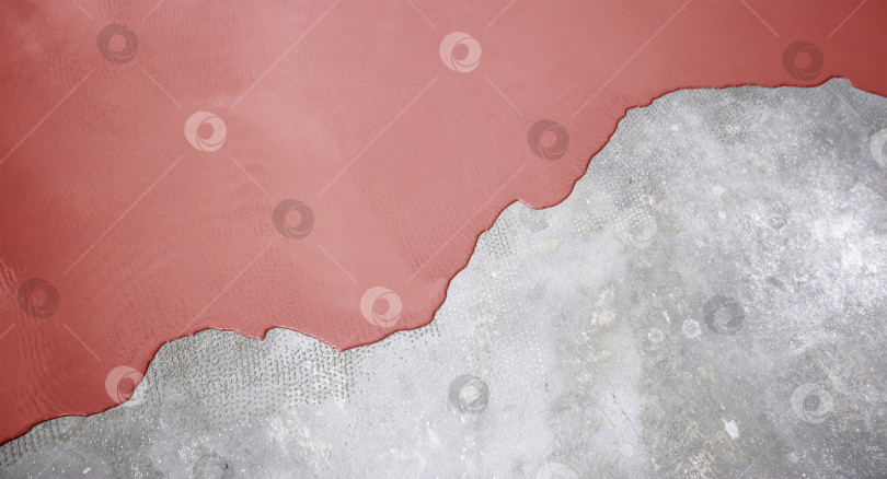 Скачать Бетонный пол окрашен в светло-красный цвет. Подрядчик покрасит пол в гараже, чтобы ускорить продажу дома фотосток Ozero