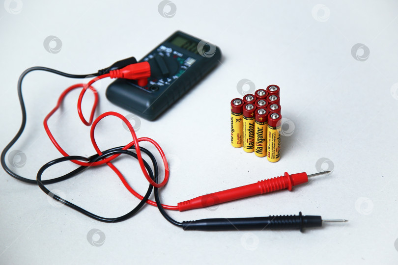 Скачать Краснодар, Россия - 18 ноября 2018 г. Проверка заряда аккумулятора с помощью мультиметра крупным планом. фотосток Ozero