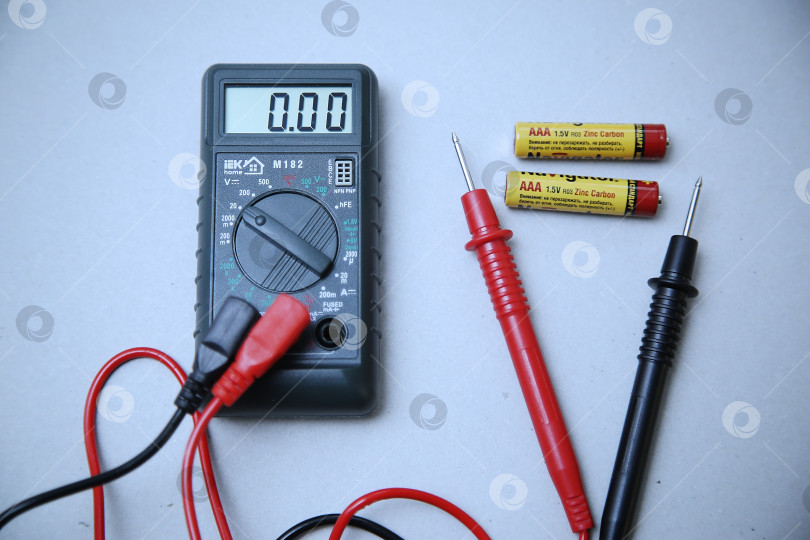 Скачать Краснодар, Россия -18 ноября 2018 г. Проверьте заряд батареи. Мультиметр крупным планом. фотосток Ozero