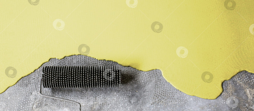 Скачать Бетонный пол выкрашен в желтый цвет. Подрядчик покрасит пол в гараже, чтобы ускорить продажу дома фотосток Ozero