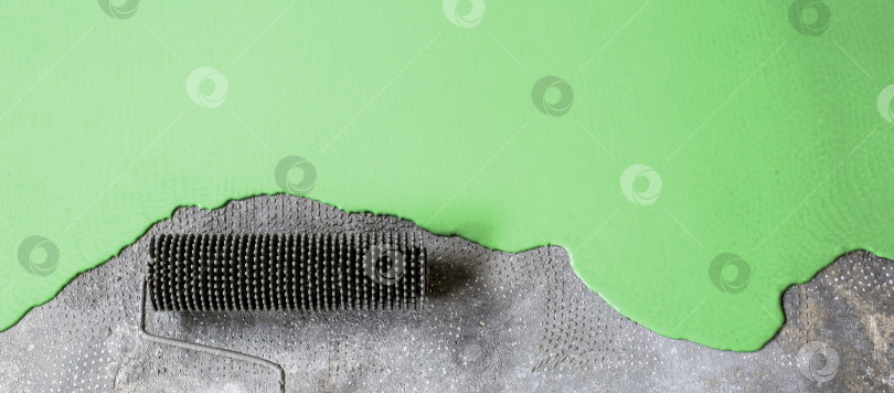 Скачать Бетонный пол выкрашен в зеленый цвет. Подрядчик покрасит пол в гараже, чтобы ускорить продажу дома фотосток Ozero