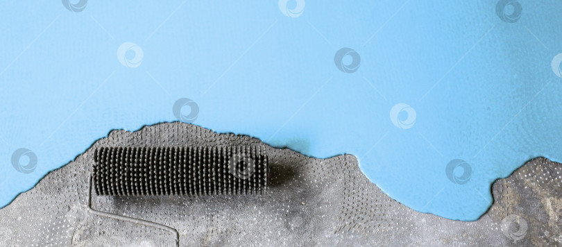 Скачать Бетонный пол выкрашен в синий цвет. Подрядчик покрасит пол в гараже, чтобы ускорить продажу дома фотосток Ozero