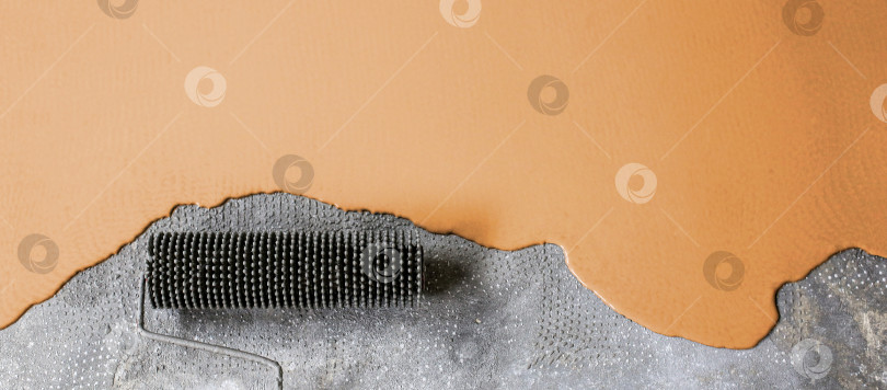 Скачать Бетонный пол выкрашен в оранжевый цвет. Подрядчик покрасит пол в гараже, чтобы ускорить продажу дома фотосток Ozero