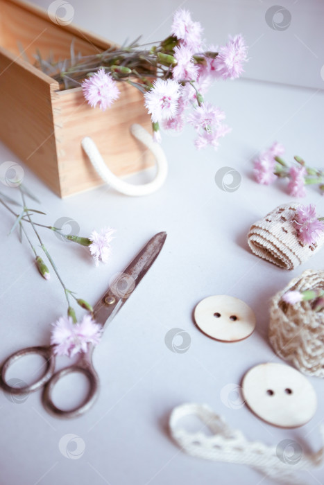 Скачать Винтажный фон, ручная работа. Старые ножницы, ленты, деревянные пуговицы, блокнот для текста и цветы. фотосток Ozero