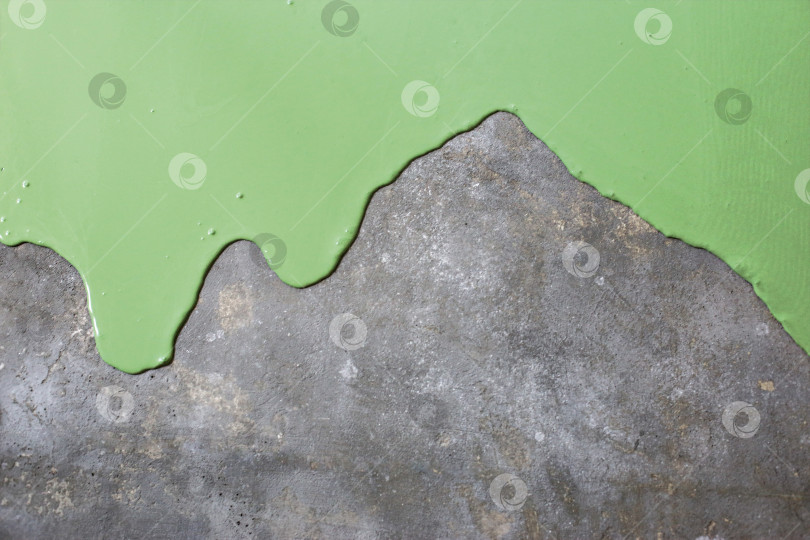 Скачать Бетонный пол окрашен в светло-зеленый цвет. Подрядчик покрасит пол в гараже, чтобы ускорить продажу дома фотосток Ozero