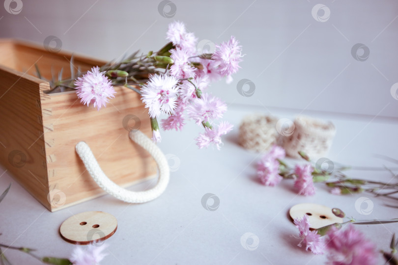 Скачать Винтажный фон, ручная работа. Старые ножницы, ленты, деревянные пуговицы, блокнот для текста и цветы. фотосток Ozero