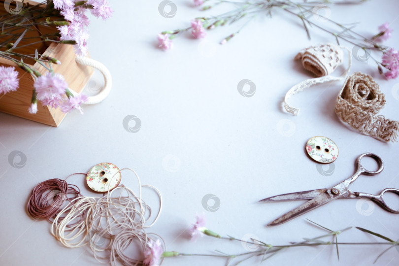 Скачать Винтажный фон, ручная работа. Старые ножницы, ленты, деревянные пуговицы, блокнот для текста и цветы. фотосток Ozero