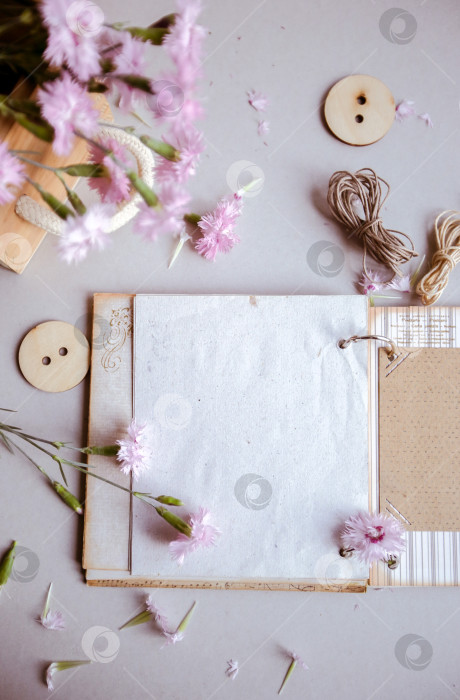 Скачать Винтажный фон, ручная работа. Старые ножницы, ленты, деревянные пуговицы, блокнот для текста и цветы. фотосток Ozero
