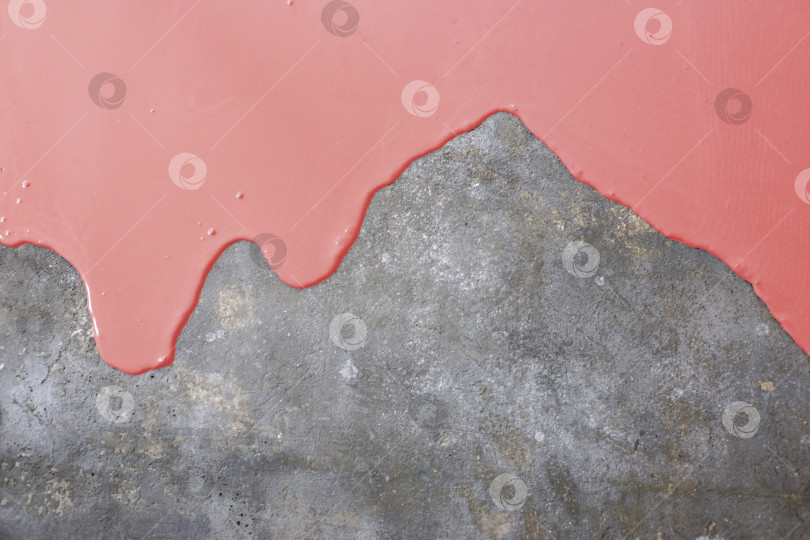 Скачать Бетонный пол окрашен в коралловый цвет. Подрядчик покрасит пол в гараже, чтобы ускорить продажу дома фотосток Ozero