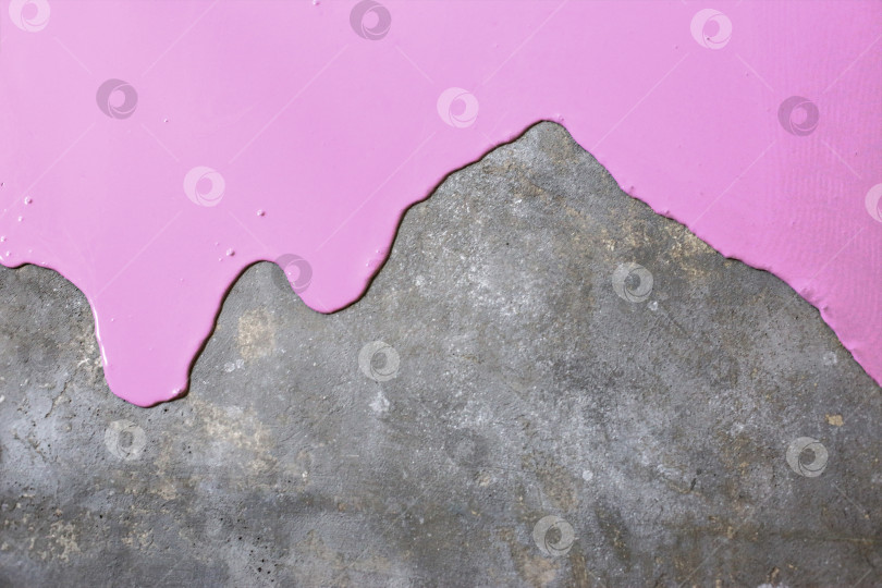 Скачать Бетонный пол выкрашен в розовый цвет. Подрядчик покрасит пол в гараже, чтобы ускорить продажу дома фотосток Ozero