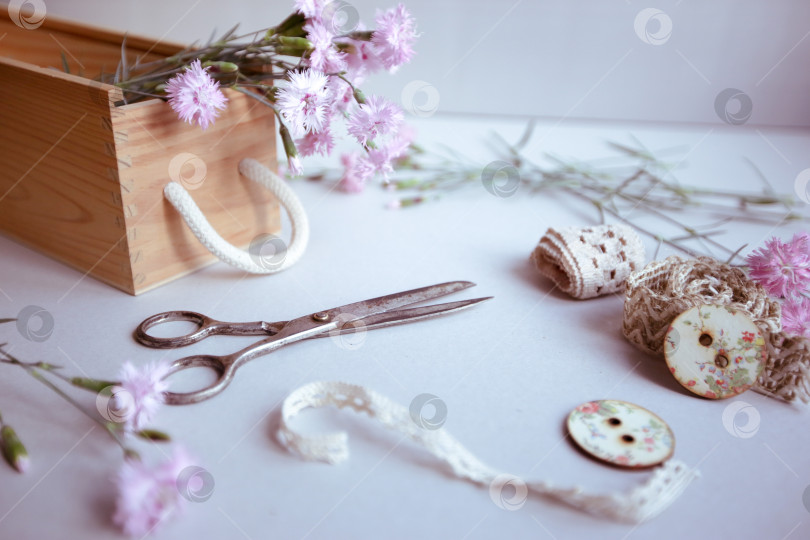 Скачать Винтажный фон, ручная работа. Старые ножницы, ленты, деревянные пуговицы, блокнот для текста и цветы. фотосток Ozero