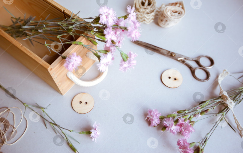 Скачать Винтажный фон, ручная работа. Розовый пион и старые ножницы, ленты, блокнот для текста. День матери. фотосток Ozero