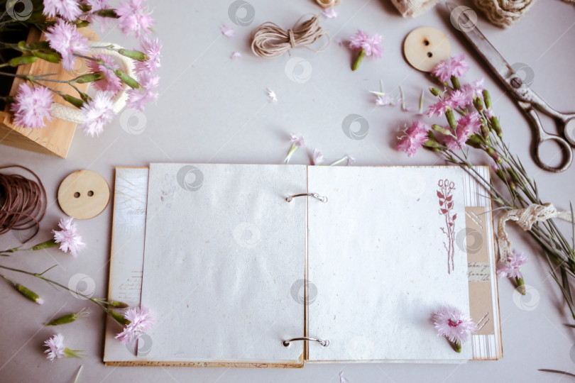 Скачать Винтажный фон, ручная работа. Старые ножницы, ленты, деревянные пуговицы, блокнот для текста и цветы. фотосток Ozero