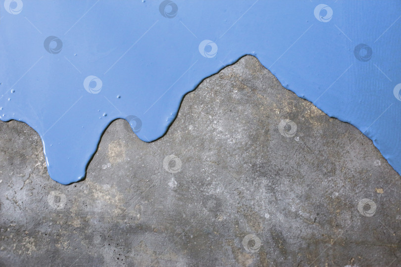 Скачать Бетонный пол выкрашен в синий цвет. Подрядчик покрасит пол в гараже, чтобы ускорить продажу дома фотосток Ozero