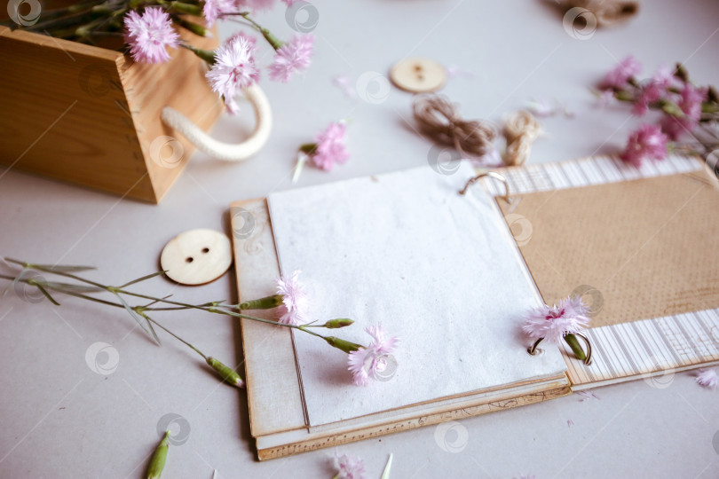 Скачать Винтажный фон, ручная работа. Старые ножницы, ленты, деревянные пуговицы, блокнот для текста и цветы. фотосток Ozero