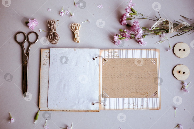 Скачать Винтажный фон, ручная работа. Старые ножницы, ленты, деревянные пуговицы, блокнот для текста и цветы. фотосток Ozero