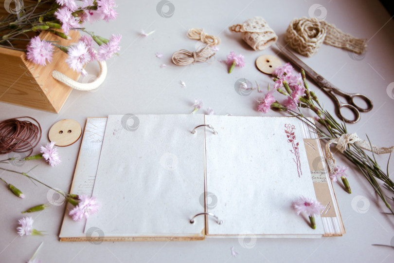 Скачать Винтажный фон, ручная работа. Старые ножницы, ленты, деревянные пуговицы, блокнот для текста и цветы. фотосток Ozero