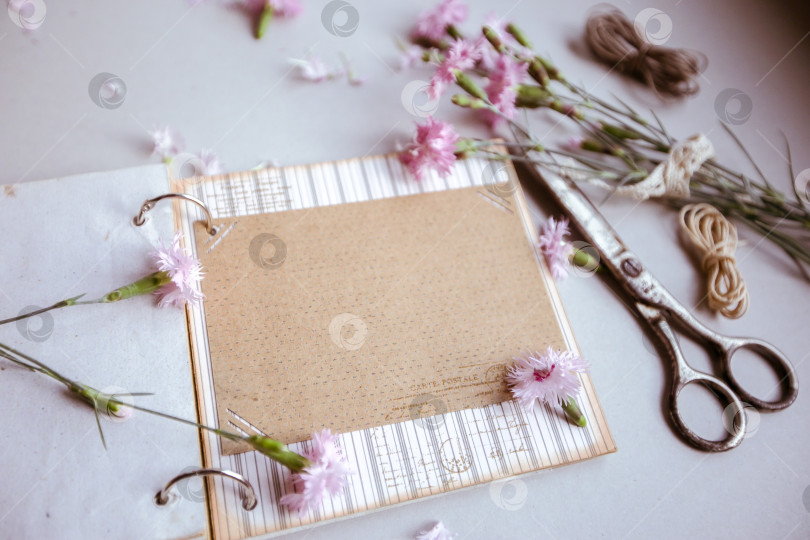 Скачать Винтажный фон, ручная работа. Старые ножницы, ленты, деревянные пуговицы, блокнот для текста и цветы. фотосток Ozero