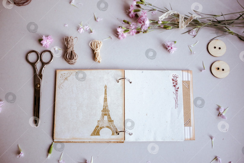 Скачать Винтажный фон, ручная работа. Старые ножницы, ленты, деревянные пуговицы, блокнот для текста и цветы. фотосток Ozero