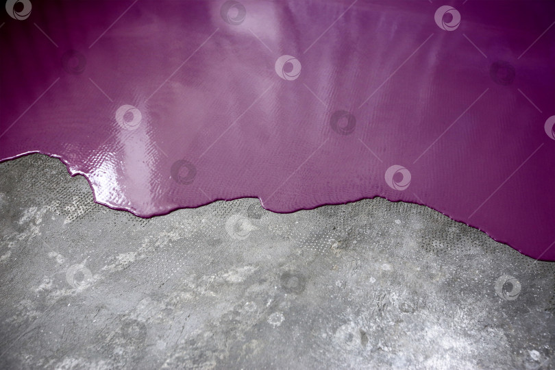 Скачать Бетонный пол выкрашен в темно-фиолетовый цвет. Подрядчик покрасит пол в гараже, чтобы ускорить продажу дома фотосток Ozero