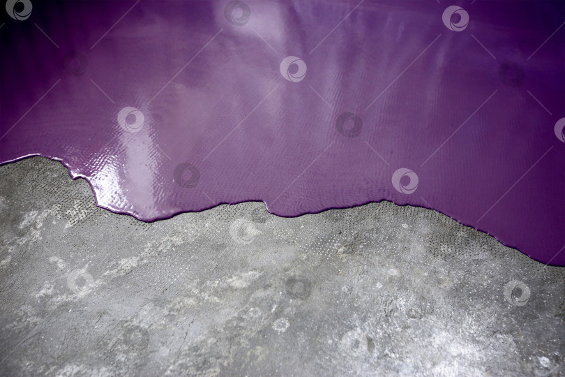 Скачать Бетонный пол выкрашен в темно-фиолетовый цвет. Подрядчик покрасит пол в гараже, чтобы ускорить продажу дома фотосток Ozero