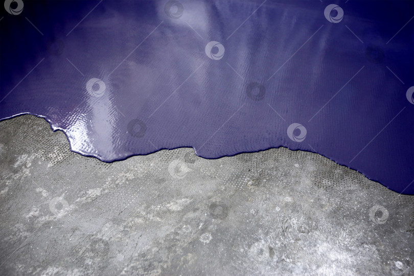 Скачать Бетонный пол выкрашен в темно-фиолетовый цвет. Подрядчик покрасит пол в гараже, чтобы ускорить продажу дома фотосток Ozero