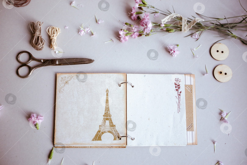 Скачать Винтажный фон, ручная работа. Старые ножницы, ленты, деревянные пуговицы, блокнот для текста и цветы. фотосток Ozero